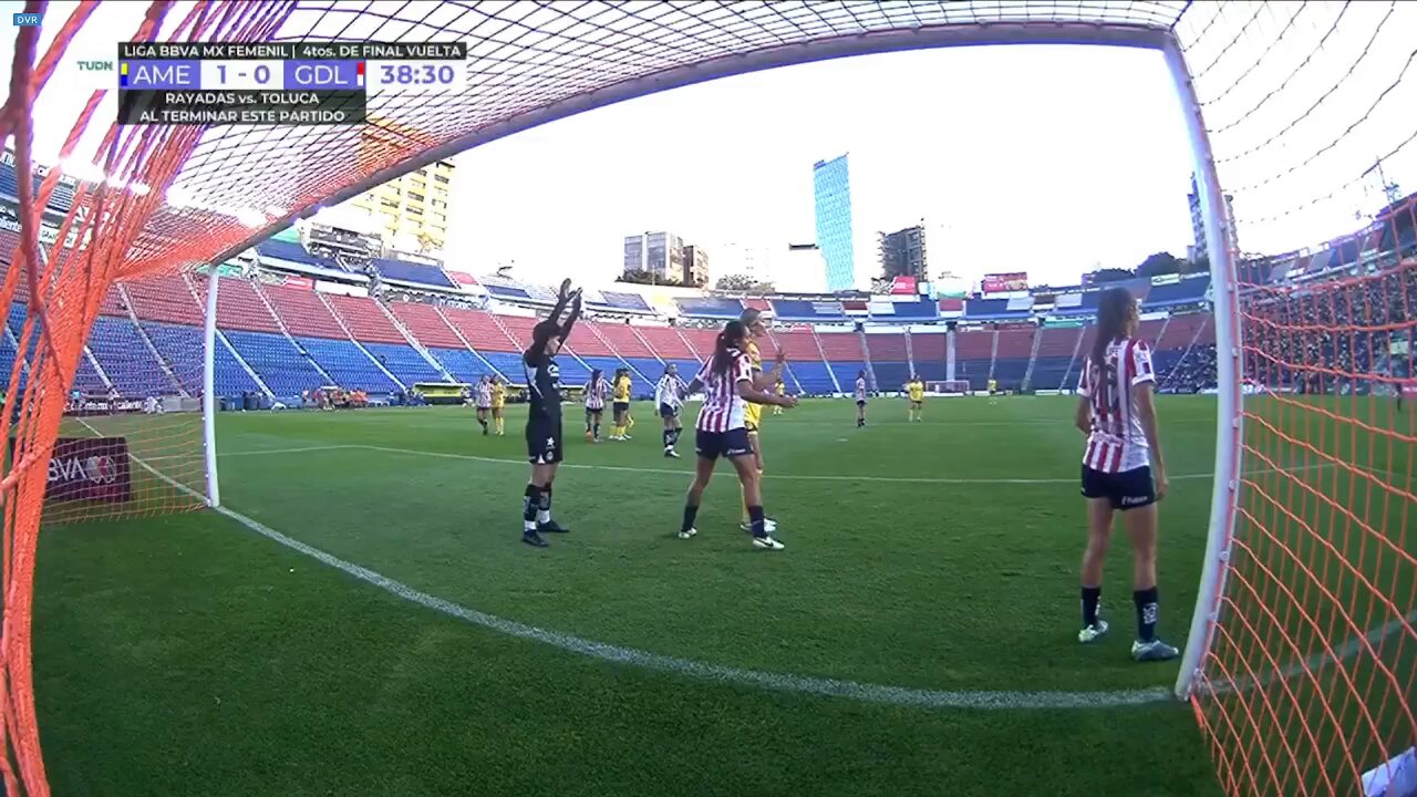 ¡Ouch, Licha Cervantes al intentar rechazar el balón lo mete en su propia puerta! 😵‍💫🫣¡Es el segundo para @AmericaFemenil! ✌🏻🦅#CaminoAlTítulo 🏆#SomosDesafiantes ⚡️