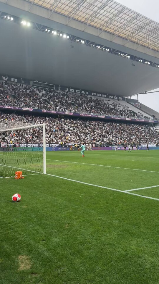 GOOOOOOOOOL DO CORINTHIANS! Gol da capitã, gol da camisa 10, gol da braba Gabi Zanotti! É o @SCCPFutFeminino na frente do placar na Neo Química Arena!#PaulistaoFemininoSicredi #Corinthians