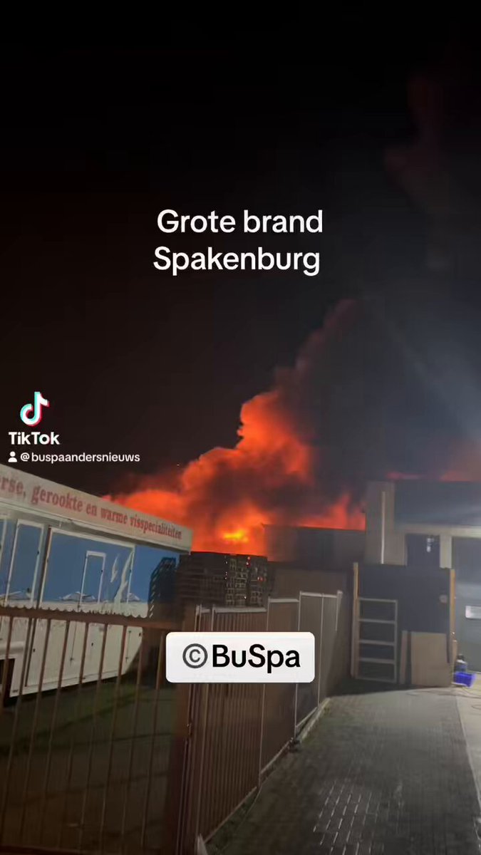 Grote brand bij vishandel in Spakenburg