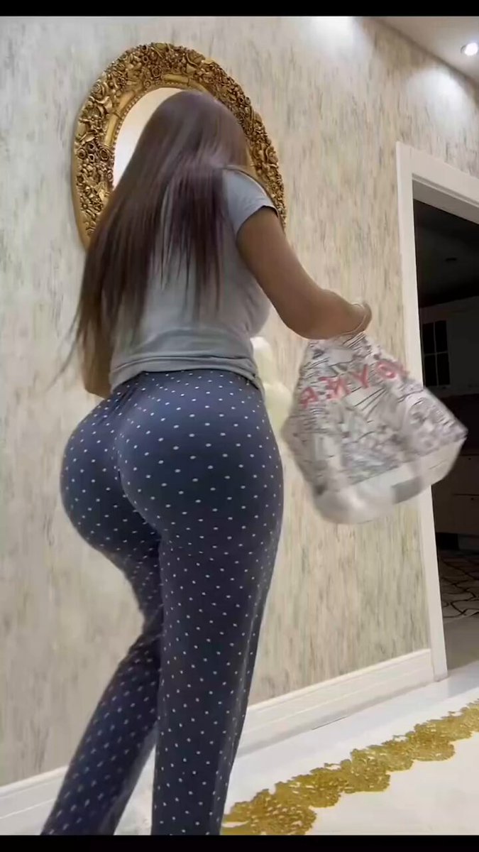 Melek Azadın üzerindeki gözler