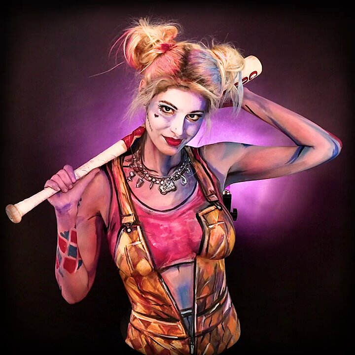 OK, who would win – Jinx or Harley Quinn?(Here’s a Harley Quinn #bodypaint I painted on myself) https://t.co/lKGH9ppj73