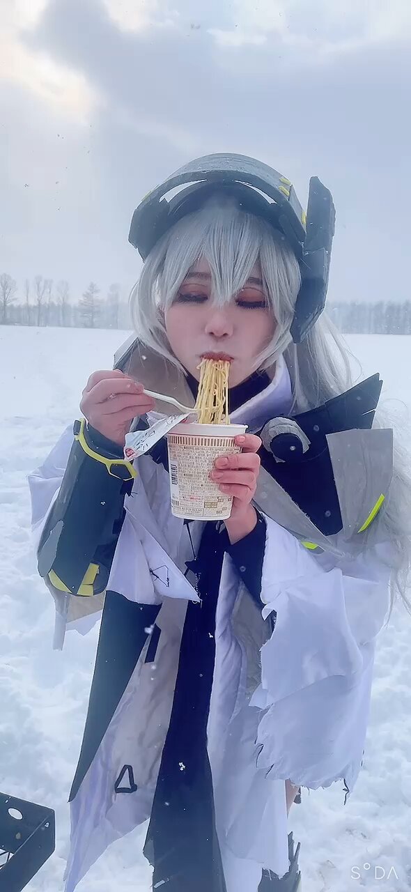 [妮姬] 白雪在雪地吃日清泡麵