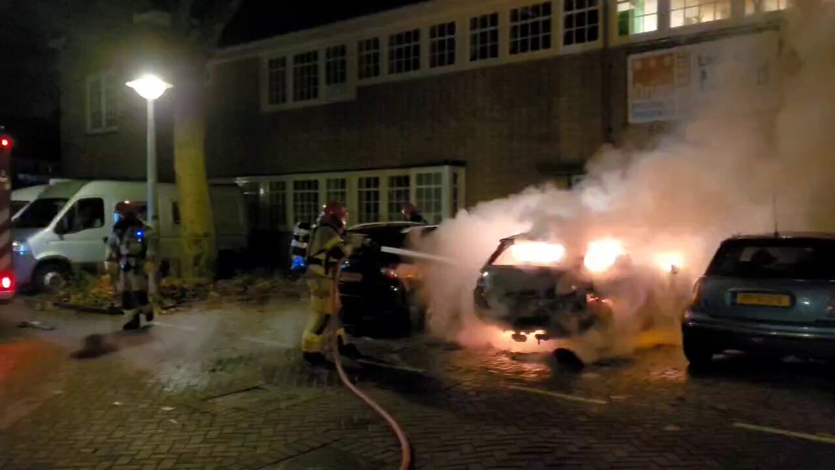 Autobrand in Amsterdam-Noord met mogelijke brandstichting