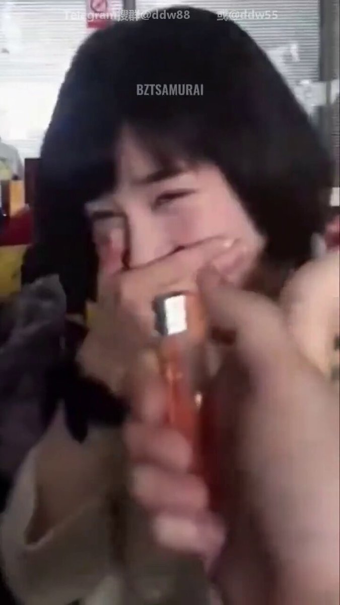 黑人和亚裔女人    
