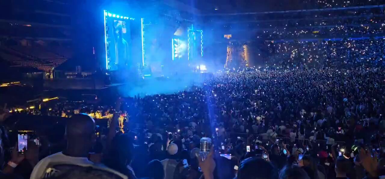 Steven on X: "Chris Brown performing “No Air” to tens of thousands of people at FNB stadium in South Africa. https://t.co/5uOVrBweMr" / X