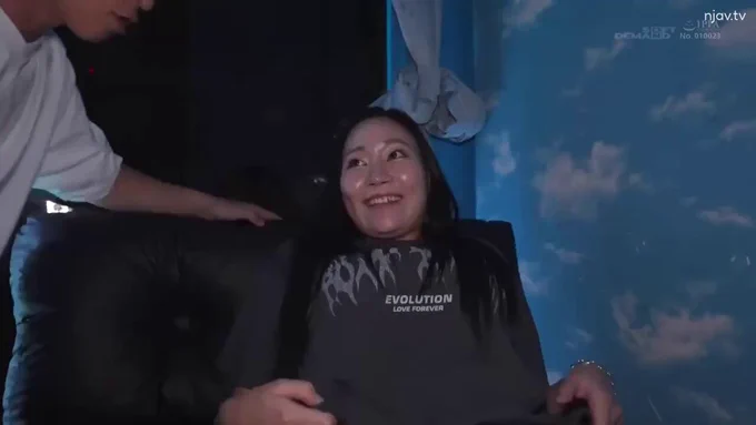 暗闇マジックミラー号 超高感度カメラにより実現！常識を覆す新企画始動！！ 深夜だからガチで透けて見える！？ドキドキのスリルにエロさ150％増量！終電間際に見つけた夜の素人娘は別格！真夜中のファッションチェック編