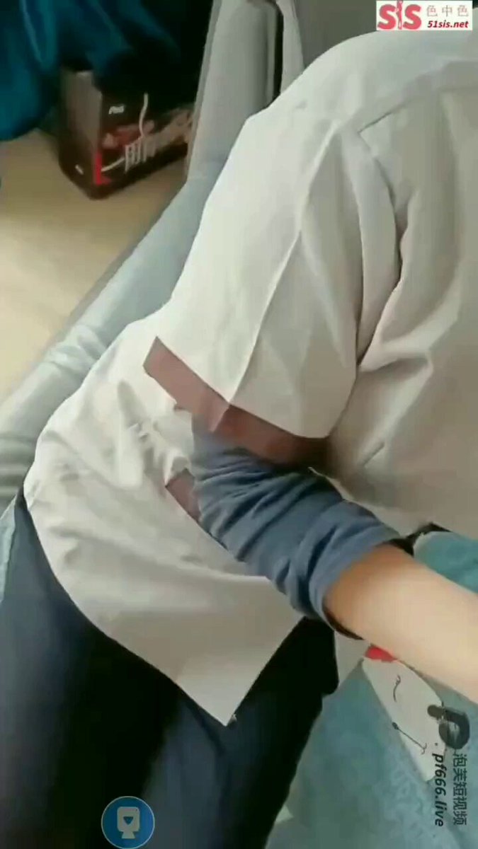 「短视频」66姨娘 上门做清洁的阿姨被小伙一顿忽悠,长相虽然一般但有一双巨乳,小伙凭借三寸不烂之舌,阿姨终于愿意脱掉外套,边脱嘴里还念叨的说年轻人不懂事,但小伙早已经按耐不住,直接从背后插了进去,果然女人“三十如虎,四十如狼”,最后顶着花心内射了还不让停下来~
后续看一楼回复哈~