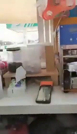 Ibu ibu penjaga warung es pinggir jalan part 1