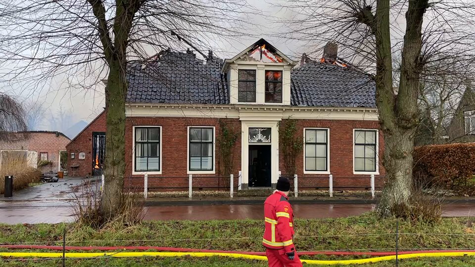 Grote brand in Roderwolde legt schuur en woonhuis in de as