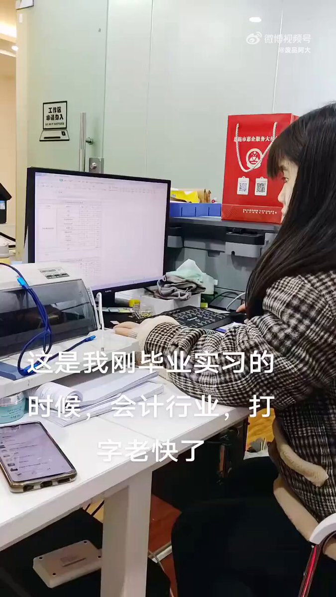 27岁女子遭前男友泼汽油烧伤致残
近日，27岁的湖北恩施女孩小陈，在网络平台发布视频和照片称，她和前男友覃某某恋爱三年，去年覃某某提出分手后又要求复合，且各种骚扰纠缠，自己拒绝后被前男友覃某某泼汽油烧伤，最终鉴定为肢体伤残二级，全身69%的面积深三度到四度烧伤，左手截肢，面部毁容。 