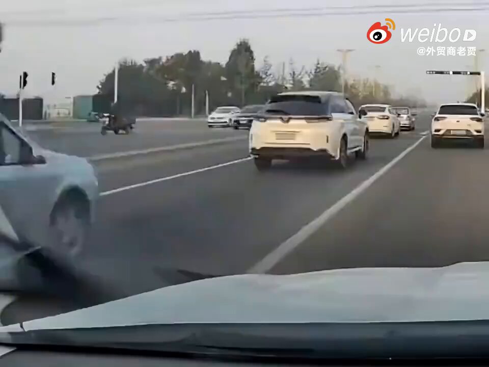 马路上的舞者。配乐不错，偷感很重。 