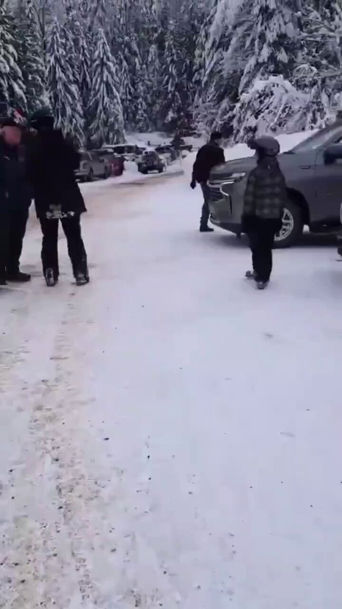 贾斯汀·特鲁多在不列颠哥伦比亚省滑雪度假期间被一名女子训斥，并被要求从该省滚出去。

 