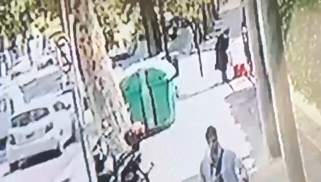 Batman VS transeúnte en la esquina de Juan B Justo y Soler. Encontraron un pantalón tirado en la vereda
