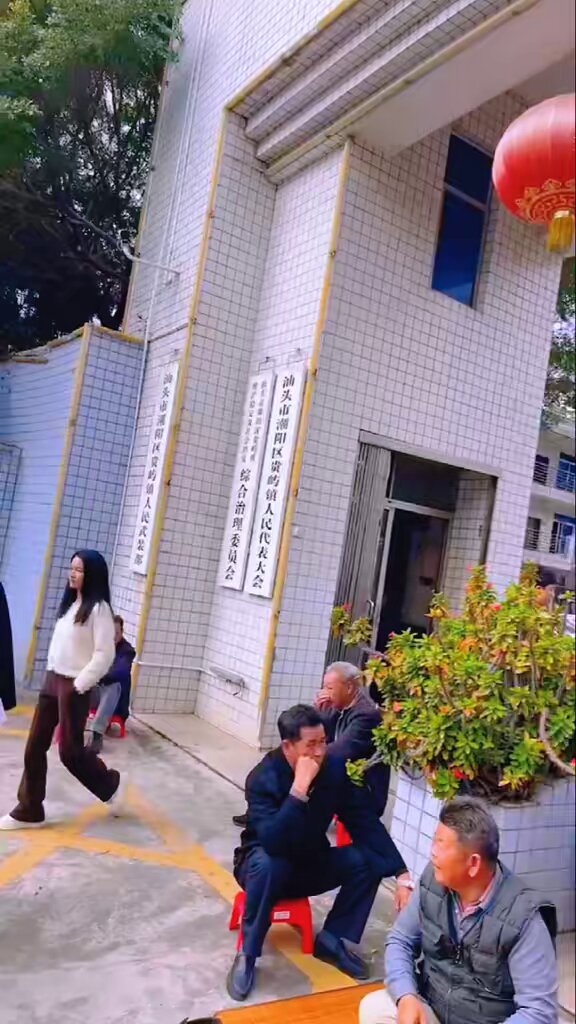12月26日，广东汕头。贵屿镇苏氏宗祠修建被阻，代表们堵住镇政府门口讨说法。
12月27日，陕西咸阳。三原县烂尾楼丽晶雅苑业主聚集在信访中心外维权。
12月27日，江苏南通。城南新村业主因被强行收取停车费与物业发生冲突。 