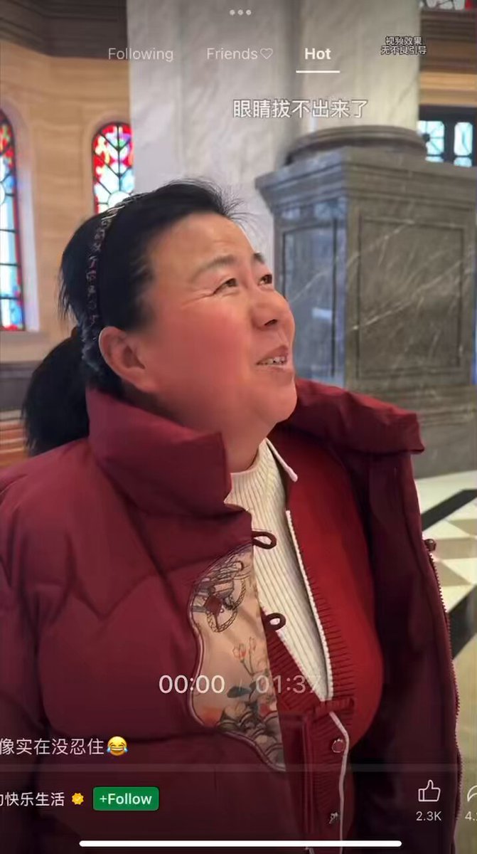 见过中国的大妈无论什么场合，只要免费的都会争先恐后地抢。欣赏风景的路上，无视个人的尊严攀爬樱花盛开的树枝。夜深人静时在小区内跳广场舞，仿如在自家的地下室。

这个👇还真没见过。淳朴的中国人，亮瞎我的眼。这样的中国人越多，绝对越有利让习主席终身执政，长命百岁如卡特😝 