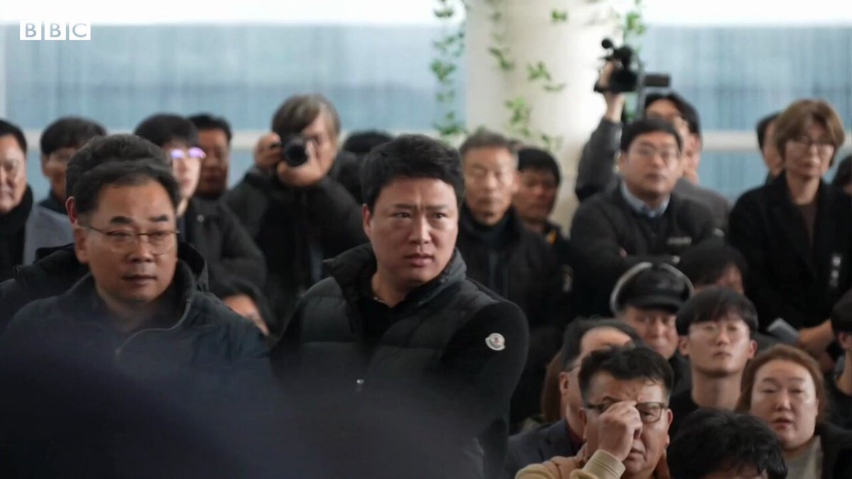 在韩国周日（12月29日）发生179人死亡的济州航空2216航班空难后，许多罹难者家属仍在等待挚亲的遗体。他们感到十分沮丧，认为政府并未提供及时的资讯更新和足够的支持，促请当局提供更多协助。

这起重大事故是自1997年大韩航空801号航班关岛空难以来，韩国航空公司发生的最严重空难。目前官方仍在调查坠机原因。

BBC记者在务安机场聆听遇难者家属的心声。