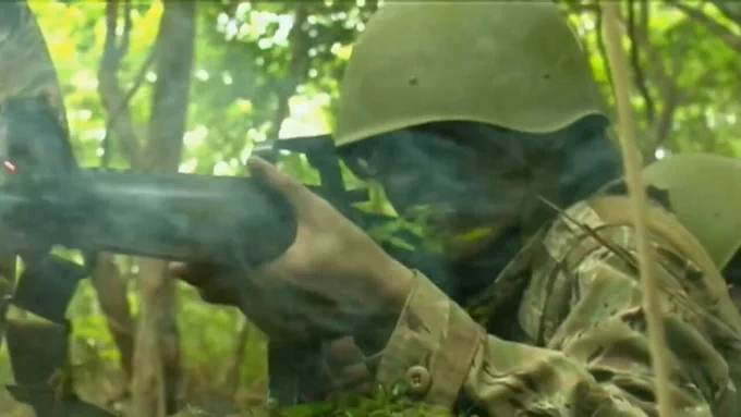 土煙と硝煙。 轟く炸薬の音。 目に映る輩の姿に昨日の面影は無かった。 気付けば辺りは静寂に包まれていた。 近づく足音。 だが、体は動かない。 その刹那…眼前に突き付けれた敵の銃口。 捕虜となる我が身を案じたのだが…。