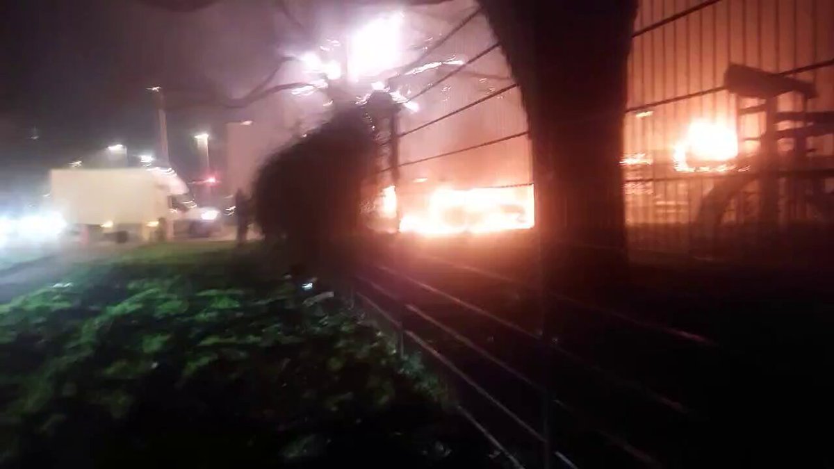 Busjes uitgebrand op Marshalllaan, hulpdiensten blijven weg