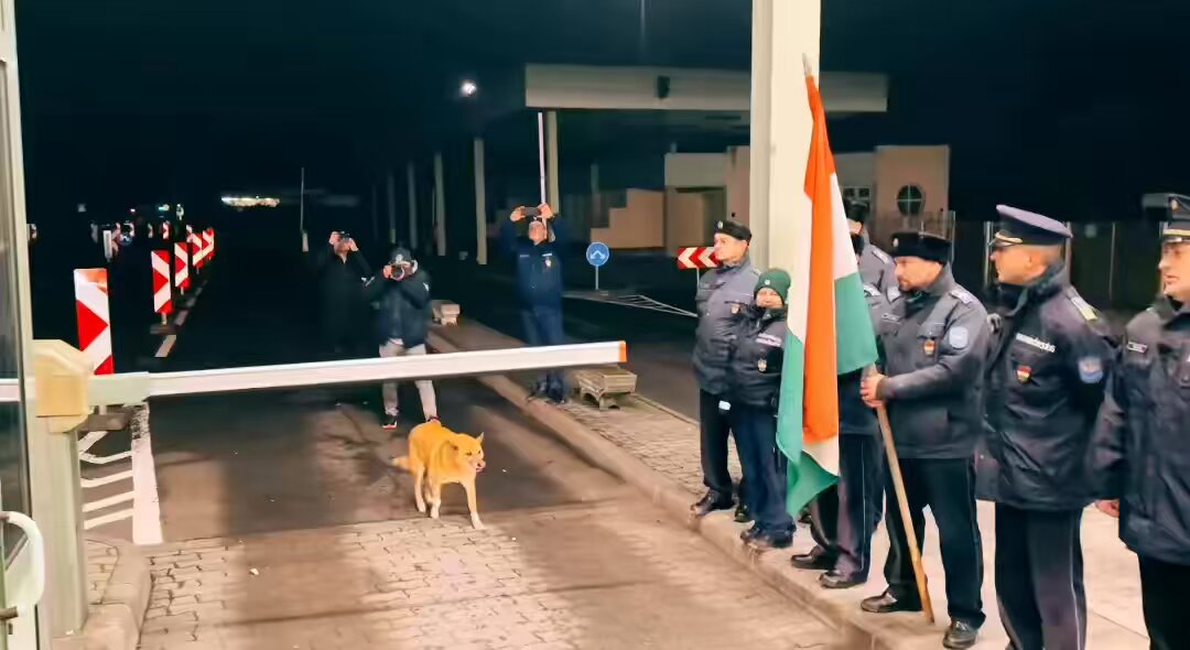 Romania has finally entered the Schengen Area and a dog was the first to cross the Romanian-Hungarian border with everyone clapping for it 