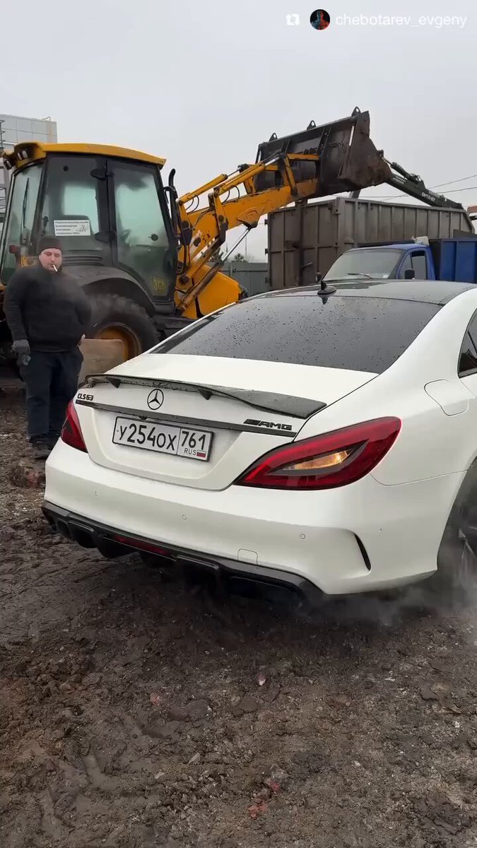 This guy spent the New Year’s transition in his buried car 😳 