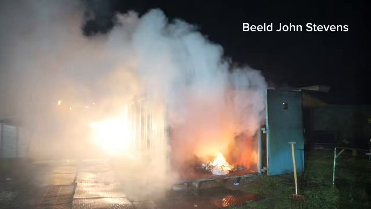 Kleine brand in container Van Limburg Stirumweg Beekbergen