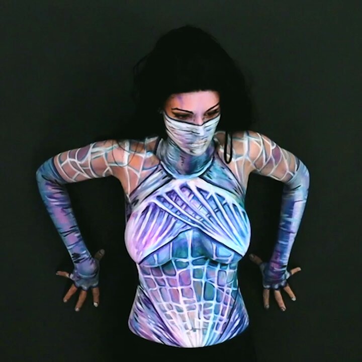 𝐐: What’s worse than a box full of spiders?𝐀: A box that was 𝘴𝘶𝘱𝘱𝘰𝘴𝘦𝘥 to be full of spiders 🤪Here’s my Silk from Spider-Man #bodypaint I painted on myself https://t.co/vpLA3DfMte
