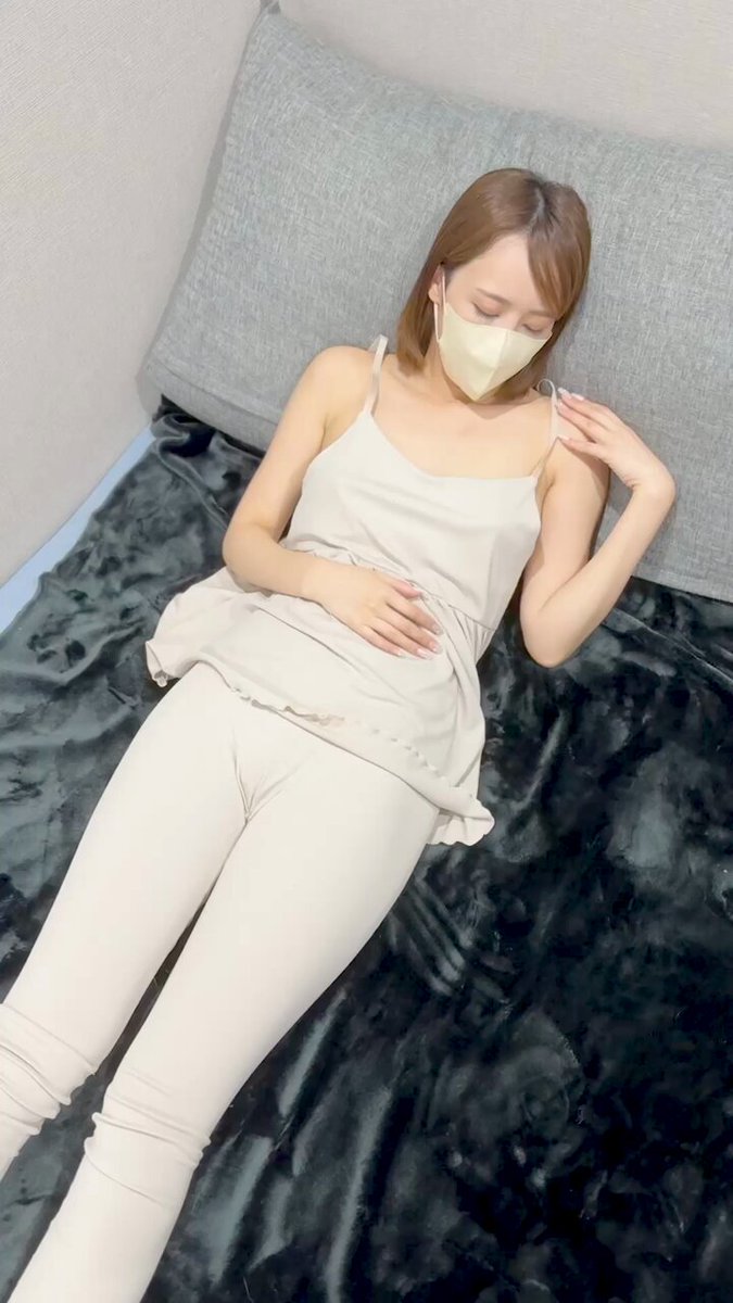 お正月暇だからゴロゴロ中🤭ちょっと太ったかも💦こんな体型需要あります…？ https://t.co/RrC9rKgWXB