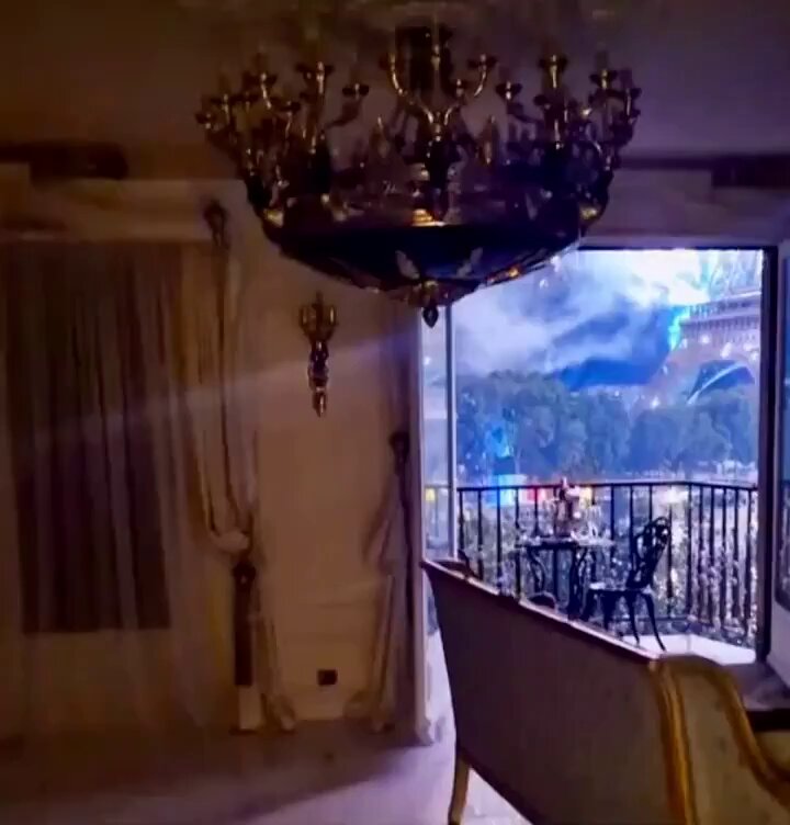 Wow view of a house in Paris.

 