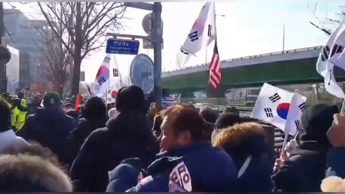 1月3日上午，韩国公调处启动对尹锡悦的逮捕令执行程序。
 韩国公调处和警方前往尹锡悦位于首尔龙山区汉南洞的韩国总统官邸。
 但由于负责官邸内安保的韩国总统警卫处对逮捕行动加以阻拦，在对峙5小时后，韩国公调处于当地时间下午1时30分宣布暂停执行逮捕。 