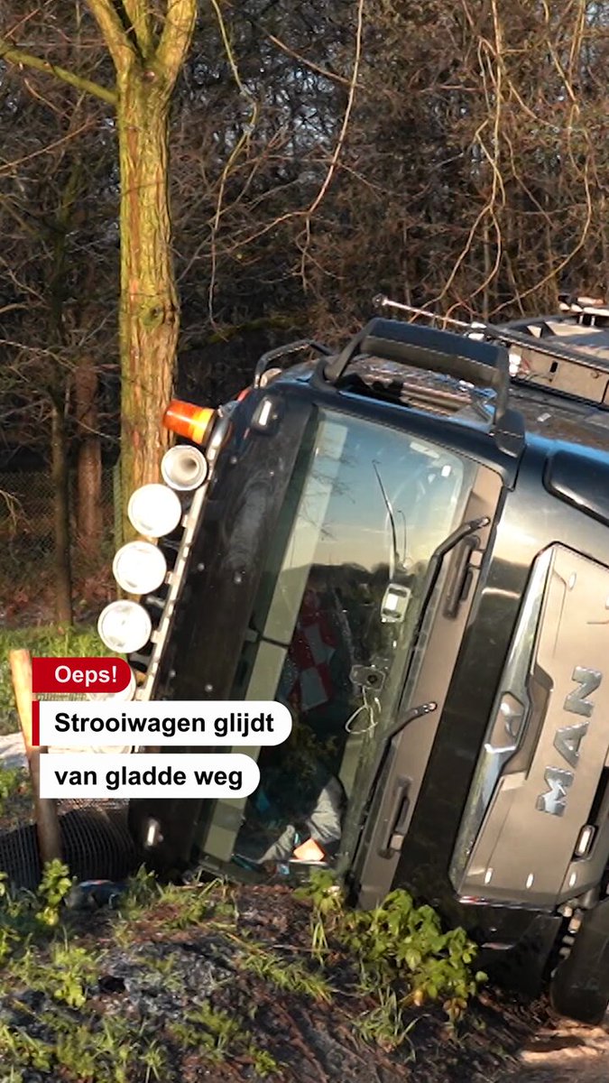 Strooiwagen belandt in sloot in Hulten