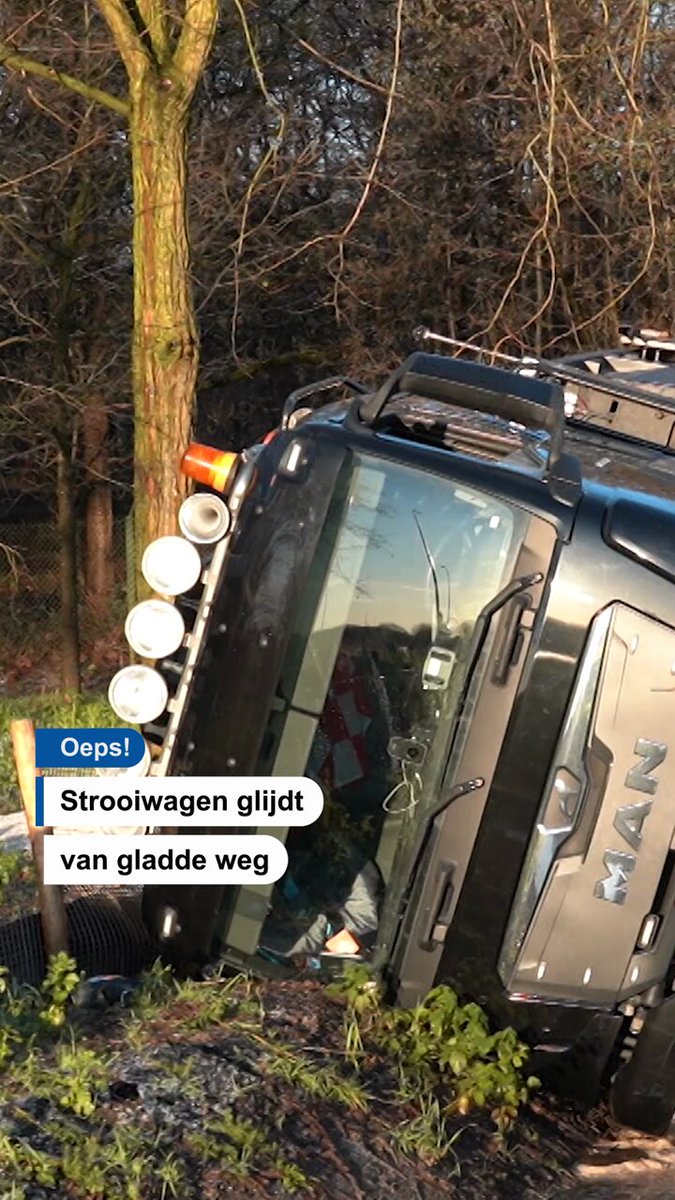 Strooiwagen glijdt van weg en belandt in sloot