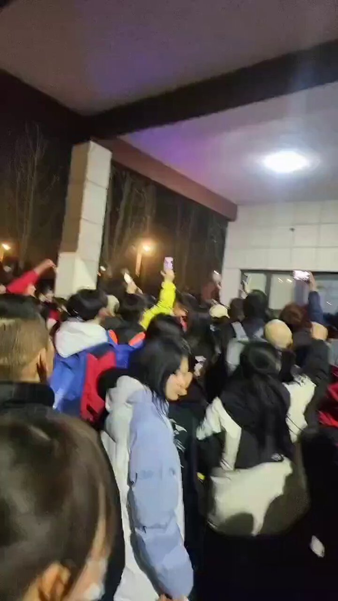 义愤填膺的民众们聚集在蒲城职业学校前为坠楼学生和家属发声讨公道，公安布置了大量警力维稳。 