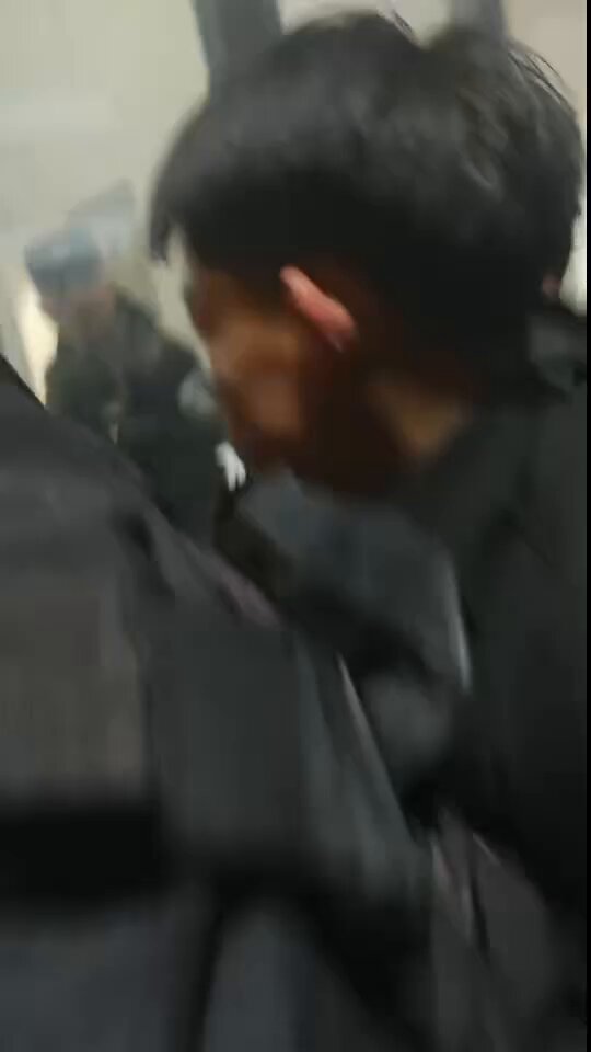 民众们聚集在蒲城职校为坠楼孩子和家属发声，期间有民众遭警察锁喉带走。
 还有知情者称“校长已经翻墙跑路了” 
