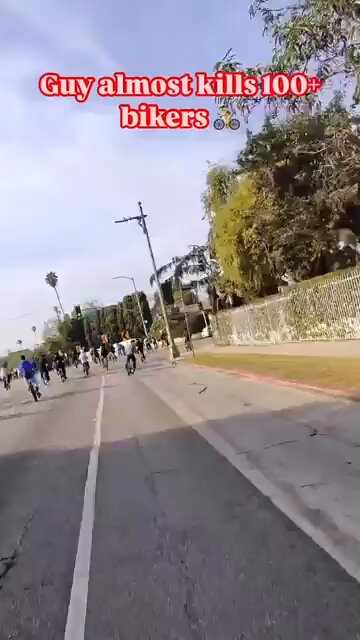 Mercedes drives through bicyclists in LA 