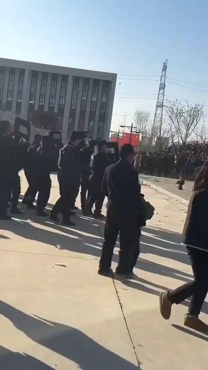 目前，蒲城职教前来讨说法的民众和警方的冲突进一步升级。民众们向警方投掷石头，还有人持灭火器向警方喷射。期间数名警察持警棍殴打倒在地上的民众，多位民众在冲突中受伤，还有一名警察被民众殴打倒地不起。 