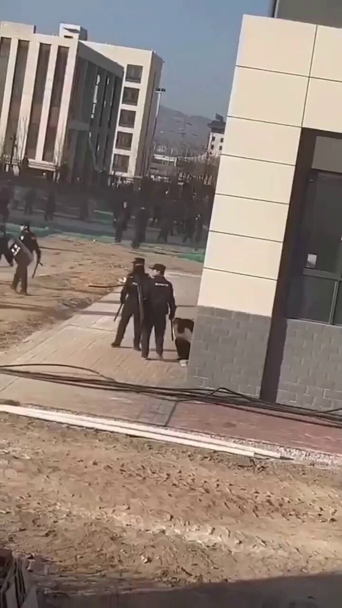 大批手持盾牌全副武装的警察进入学校维稳。警察用警棍殴打民众，民众们和警察发生推搡。
 网传党昶鑫不是坠楼，而是被其他同学推下楼的。 