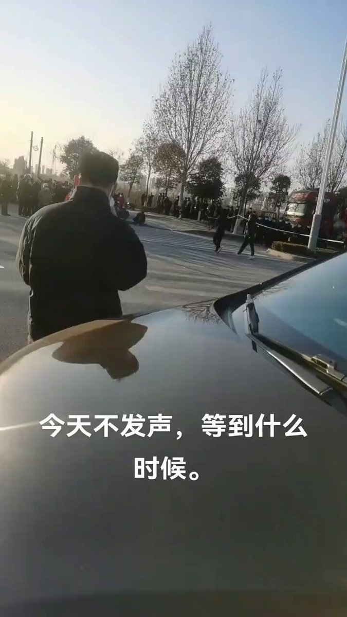 目前，蒲城职校周围道路已被警方拉起警戒线封锁。 