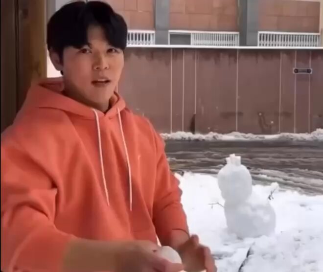 This is why you never get into a snowball fight with a baseball player 🤣 