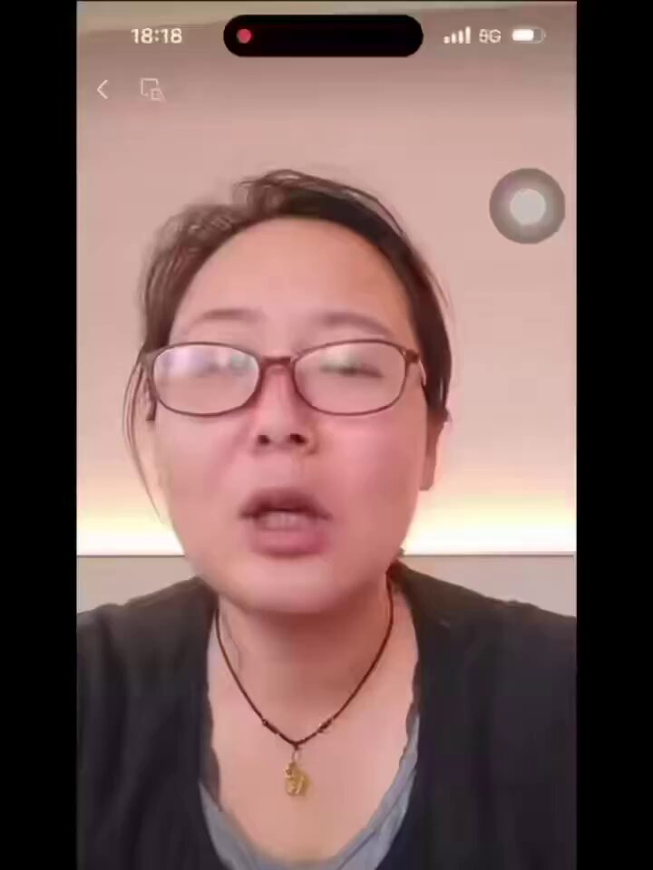 1月6日(发布) 蒲城职校坠楼学生党昶鑫的妈妈发声：感谢大家的关心和支持，目前相关部门已介入，正在沟通中。“希望大家不要相信谣言去学校聚集，请给我孩子和学校留一片清净”
 目前该视频已被删除。 
