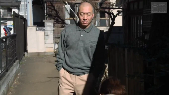 早朝のゴミ出し。 隣人の男性とすれ違う人妻。 軽く会釈して済ますつもりだったのだが。 男から一言… 「俺の事わすれらないでしょ？」 そして、強引に連れ込まれるのでああた。