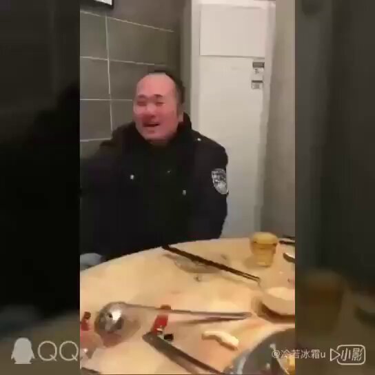 中共黨官員的真實嘴臉🤬在公開場合前都是道貌岸然的“爲人民服務的父母官”，而在人看不見的地方顯現出猙獰面目，牠們就是恐怖分子😱
這就是中共的真心：榨光老百姓！抢光老百姓！ 