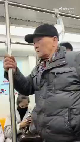1月9日，上海。地铁七号线，一大爷因误解爱心专座标识，强制要求小伙让座，并怒斥其不懂上海的规矩，就是种地的料。
 目击乘客表示：“大爷以为老弱病残应该有四个座位，就认为坐在第二个座位的小伙应该给他让座”
 上海地铁：“我们每组是设置了一个爱心专座，后方都贴有标识，让座是自愿的，认为整组都是爱心专座是理解上存在一种偏差，也是极少数的”