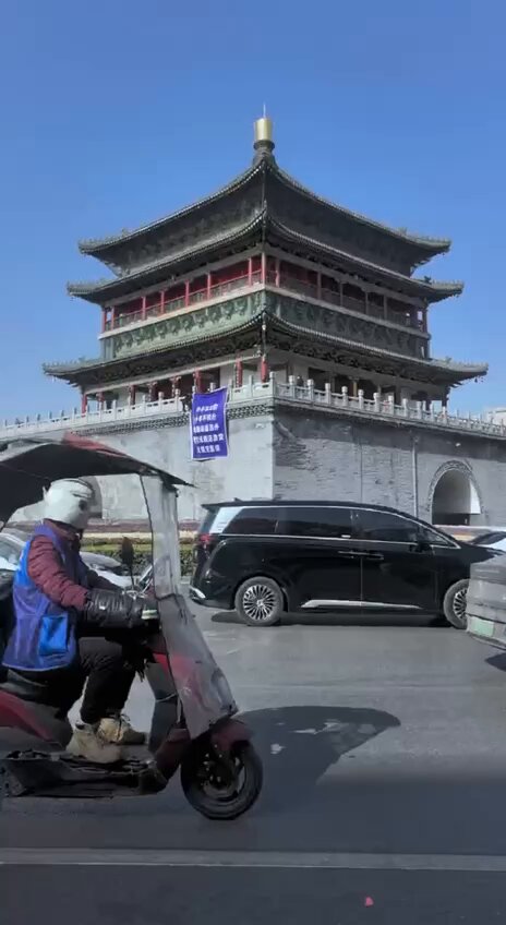 1月11日(发布) 陕西咸阳。一男子在一处古楼上拉横幅跳楼维权。横幅上写着：“兴平市法院十年不执行，老赖逍遥法外，我们没钱还房贷，没钱交医保” 