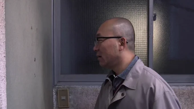 家賃の取り立てに来た大家。 扉から出て来た女。 玄関先で家賃を受け取ると… 何と、受け取った家賃を人妻へ渡してしまった。 そして家の中へ上がり込み…