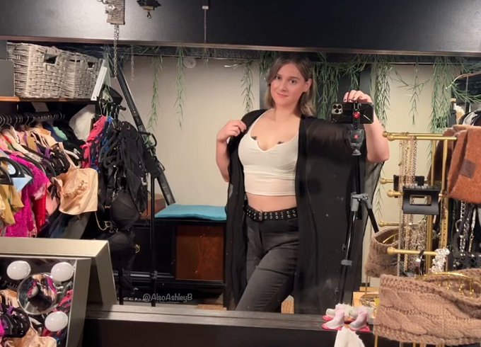 Casual Ashley is here to rescue you from seasonal depression. https://t.co/7rfzTKibx1