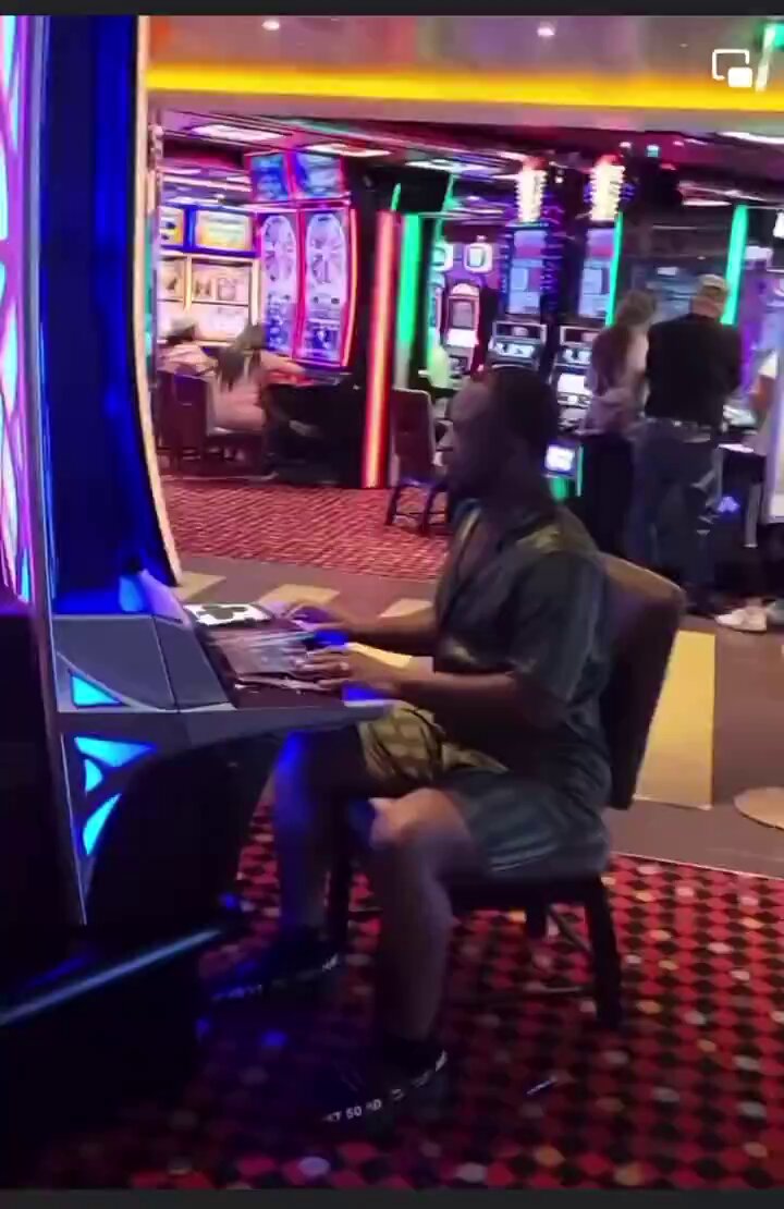 He faked a big jackpot win 😂 