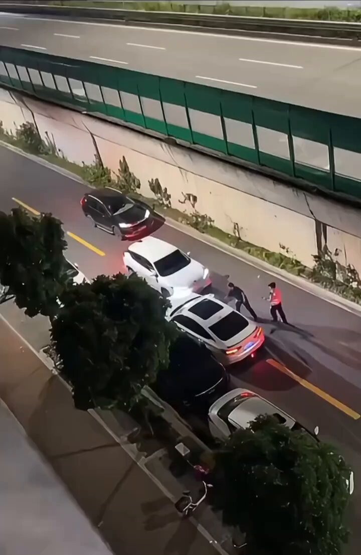 逆行右转还不忘打转向灯😂
我要是黑车我早早就倒车让开了，怎么这么实在，他说别动你就别动，现在都去追白车了，谁会管你，自己修车，修好了也是事故车 