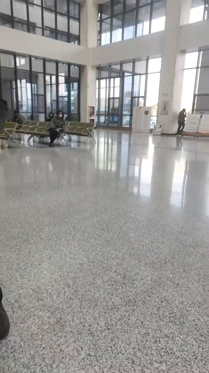 1月18日，陕西宝鸡。新西关医院大厅，建筑工打地铺讨薪。 