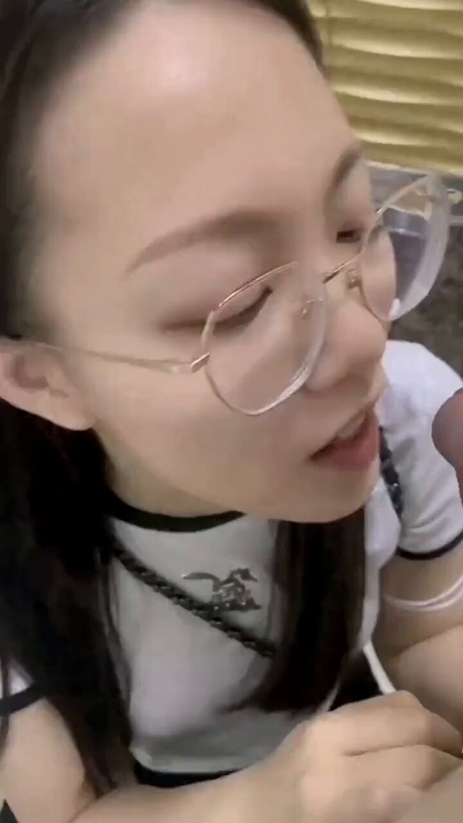 「短视频」椰小杨 可爱眼镜美女_隔壁有人呐!小夫妻来医院做检查,贴心老婆不让老公打飞机,用嘴伺候鸡吧射在取精杯里 00:01:28
