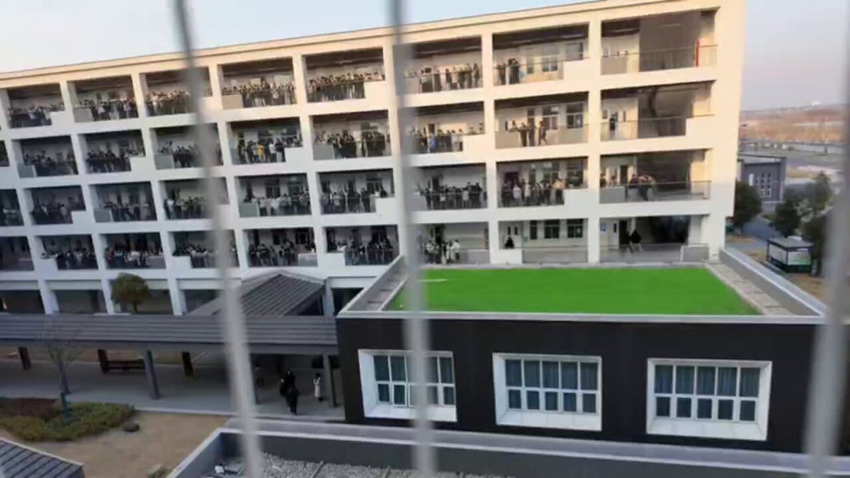补充：
 兴华中学和昭阳中学的学生们采取喊楼、鸣笛的方式，抗议学校不放寒假强制补课。 